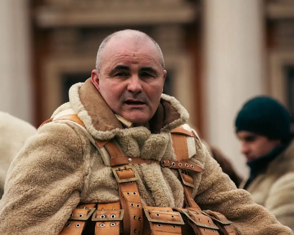 Мужчина в овчинном костюме без маски, портрет